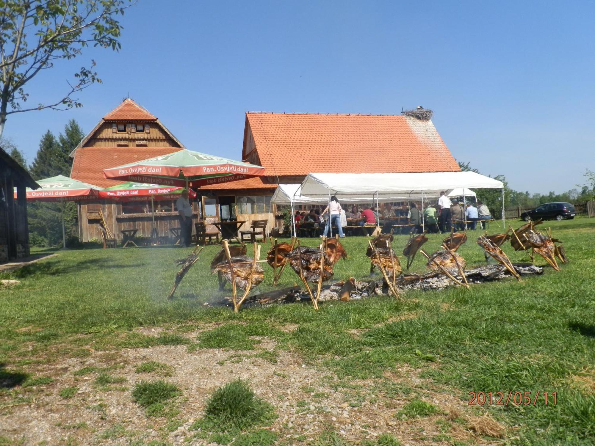Tradicije Cigoc Hotel Buitenkant foto